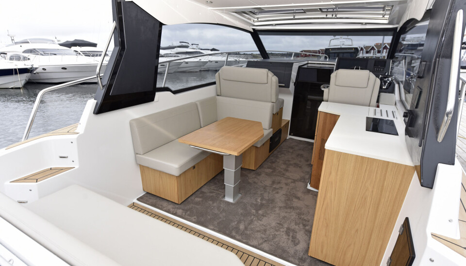 SOLSENG: Sittegruppen på babord side har et bord som kan heves og senkes. Hele denne seksjonen kan lett konverteres til en romslig solseng.