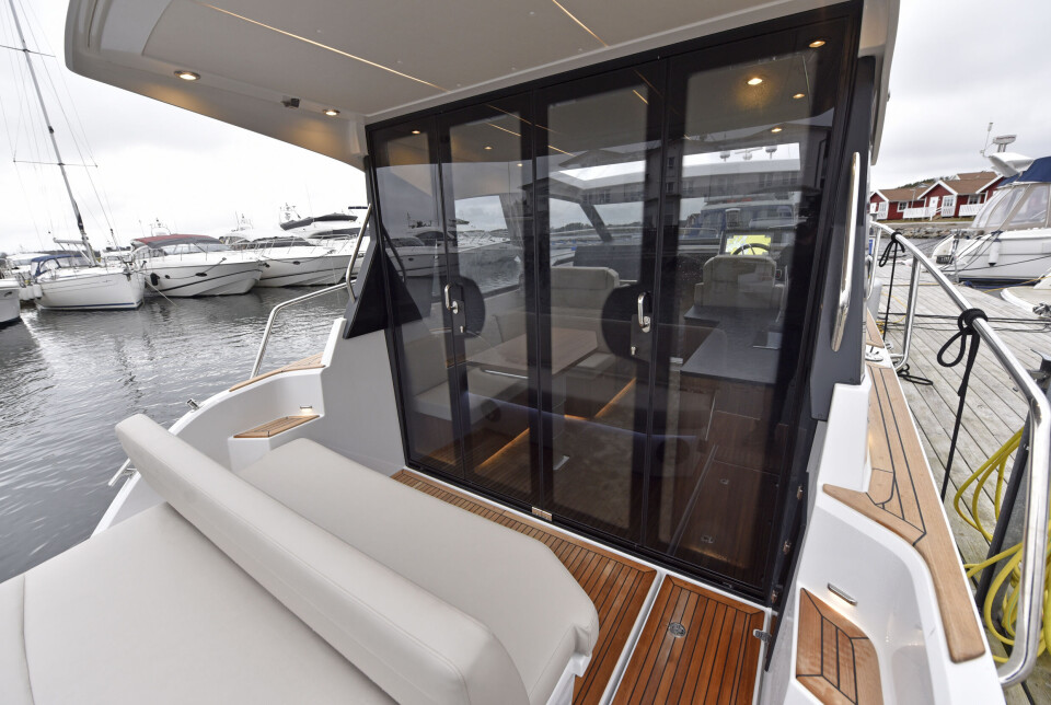 GLASSDØRER: Grandezza 30 CA har en elegant bakvegg med skyvedører. Legg merke til det forlengede hardtop-taket som gir god beskyttelse over den aktre uteplassen.