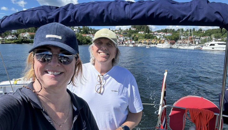 ENDELIG I GANG: 'Happy go Lucky' heter båten til ekteparet fra Asker. Det er også mottoet for båtturen. Happy go Lucky heter båten til ekteparet fra Asker., Det er også mottoet for båtturen.