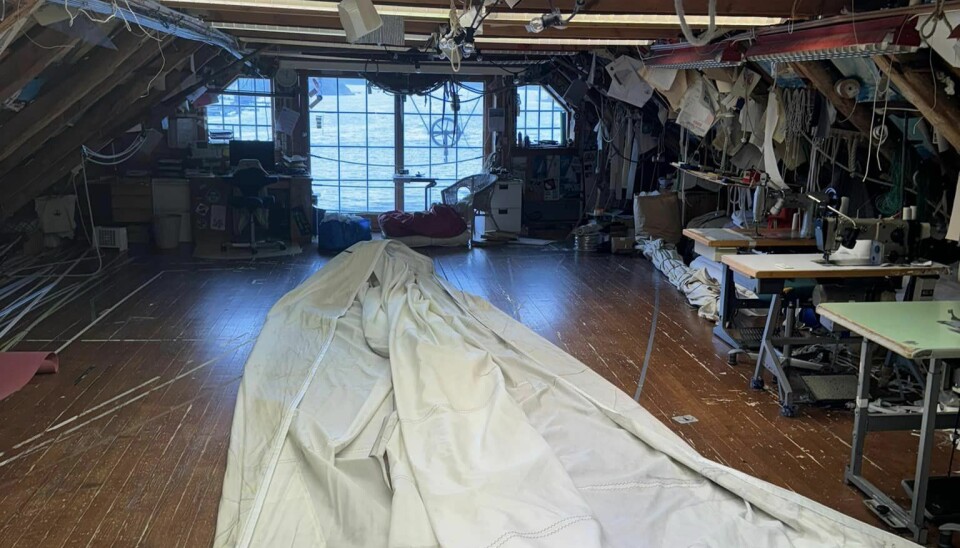 TØRKET: Seilet måtte tørkes på seilmakerverkstedet før det kunne repareres. TØRKET: Seilet måtte tørkes på seilmakerverkstedet før det kunne repareres.