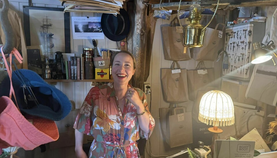 FANTASTISK SERVICE: Seilmakeren i Lyngør; Tine Karlsvik, (bildet) satt på brygga og ventet når vi kom og fikset seilet når det hadde tørket. FANTASTISK SERVICE Seilmakeren i Lyngør (bildet) satt på brygga og ventet når vi kom og fikset seilet når det hadde tørket.