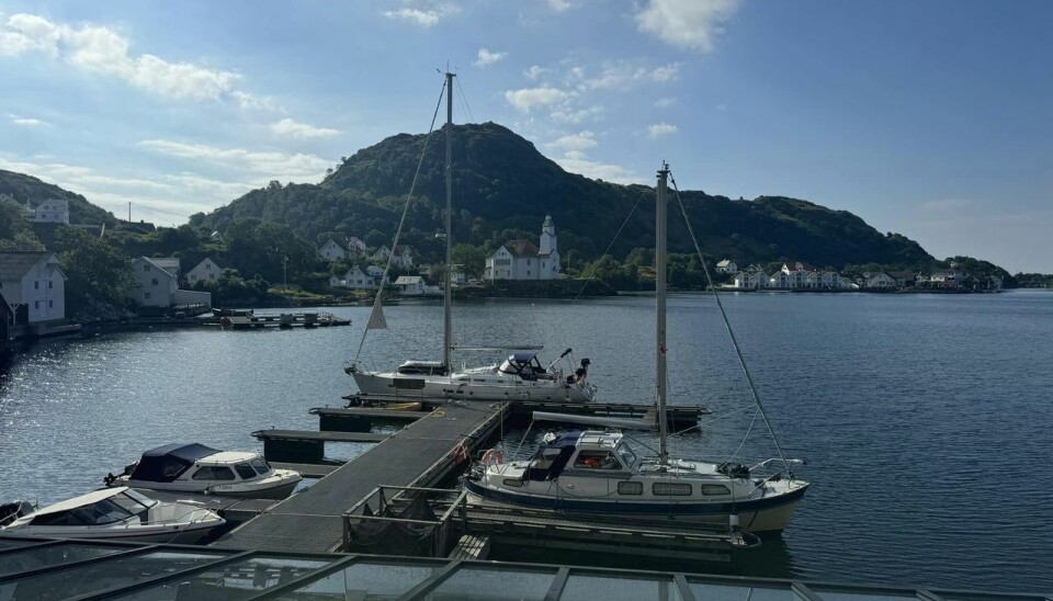 KIRKEN på Hidra har en vakker beliggenhet. KIRKEN på Hidra har en vakker beliggenhet.