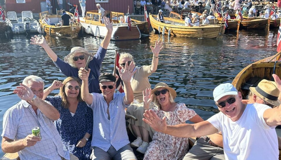 REDAKTØR vant årets koggregatta i Kragerø. Skipper i vinnerbåten Svein Ove Isaksen, redaktør i RHA med sort lue i midten. Fra venstre Ragnar Myra ,Anne Marit røil, Anniken Røil, Svein Ove Isaksen, Tone Ringstad, Anne-Stine Røil, Asle Røil og Thorbjørn Engh. Lettmatros Terje Bakke hadde forlatt skuta da bildet ble tatt. REDAKTØR vant årets koggregatta i Kragerø.Skipper i vinnerbåten Svein Ove Isaksen, redaktør i RHA med sort lue i midten.