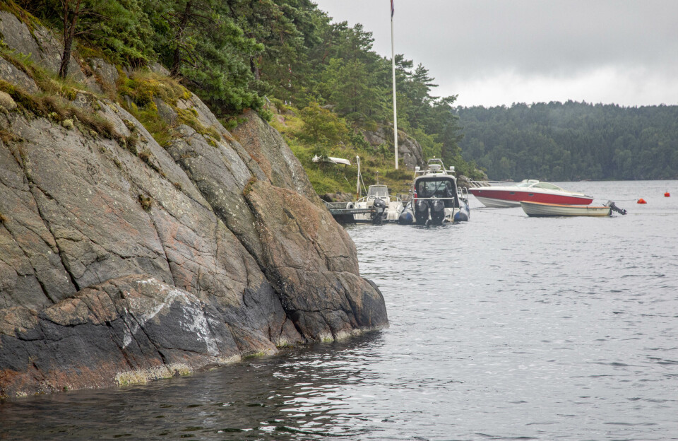 SYNLIG: Politiet jobber kl 13:00 på stedet. Merket etter båten kan ses i fjellet til venstre i bilde. SYNLIG: Politiet jobber kl 13:00 på stedet. Merket etter båten kan ses i fjellet til venstre i bilde.
