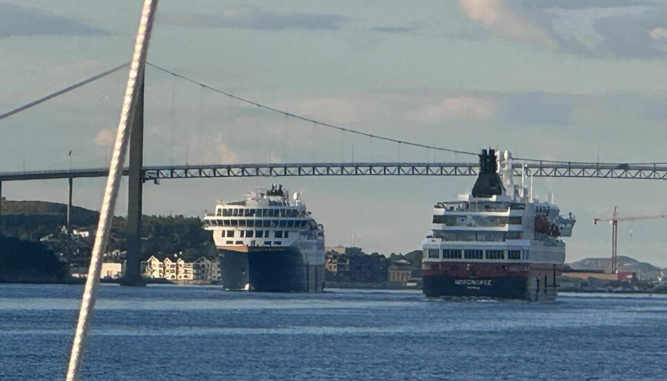 RØRVIK Kystruten og Hurtigruten hilser på hverandre når de møtes. RØRVIK Kystruten og Hurtigruten hilser på hverandre når de møtes.
