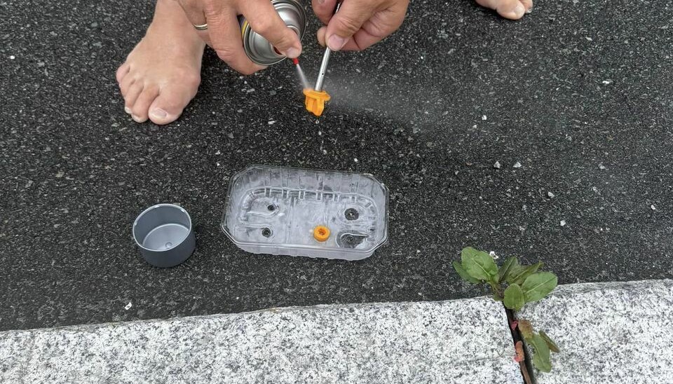 DEN VIKTIGSTE OPPGAVEN akkurat nå er å lage ny peilepinne til gearoljen. DEN VIKTIGSTE OPPGAVEN akkurat nå er å lage ny peilepinne til gearoljen.
