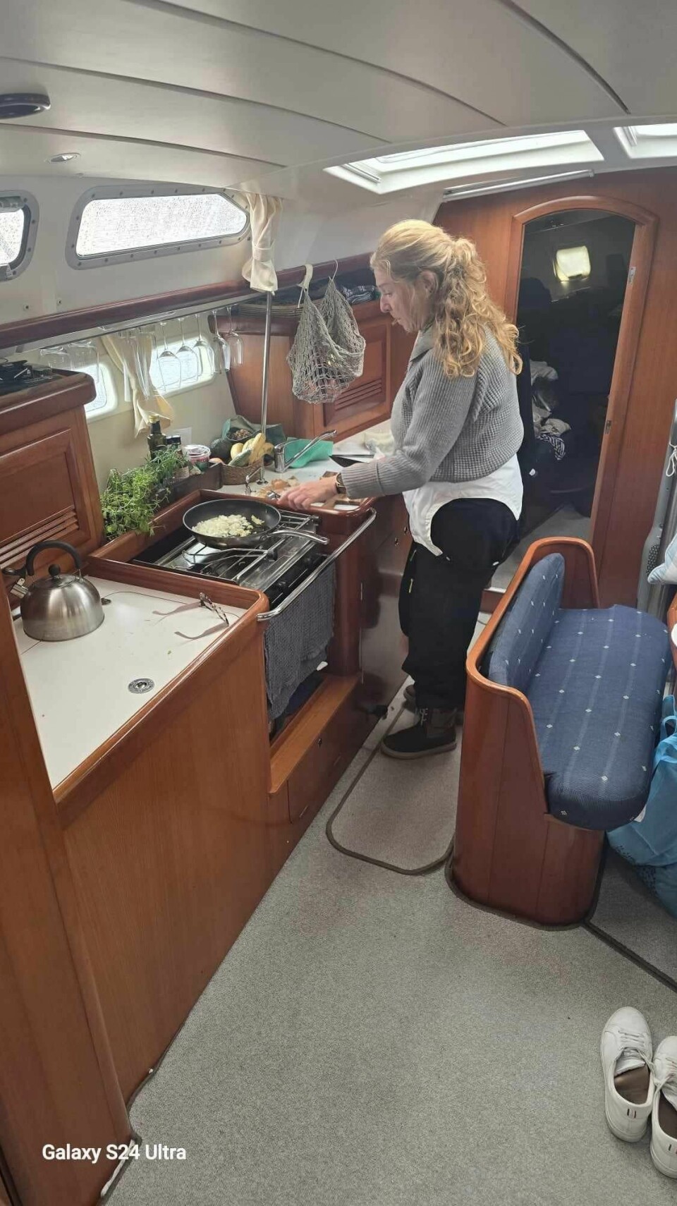 STUERTEN lager middag under overfarten fra Brønnøydsund. STUERTEN lager middag under overfarten fra Brønnøydsund.