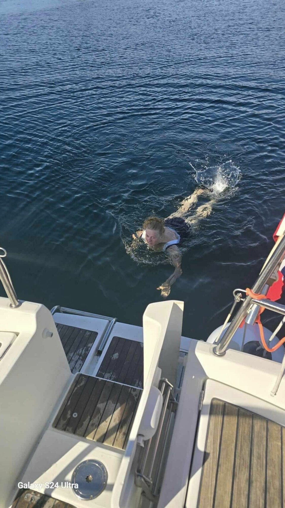 TVILER litt på badetemperaturen målt av instrumentene på båten, så badeterrmometer står på innkjøpslisten etter morgenbadet på Vega som viste 20,9 grader! TVILER litt på badetemperaturen målt av instrumentene på båten, så badeterrmometer står på innkjøpslisten etter morgenbadet på Vega som viste 29 grader!