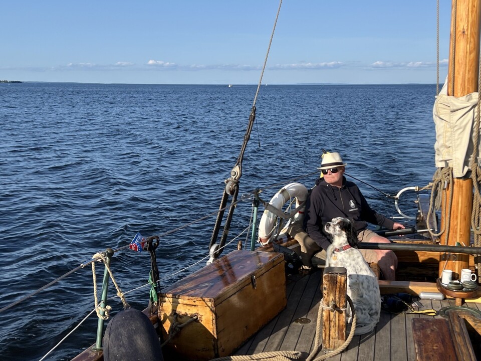 Kaptein Børre Petersen og skipshunden Stella på RS Christiania. Kaptein Børre Petersen og skipshunden Stella på RS Christiania.