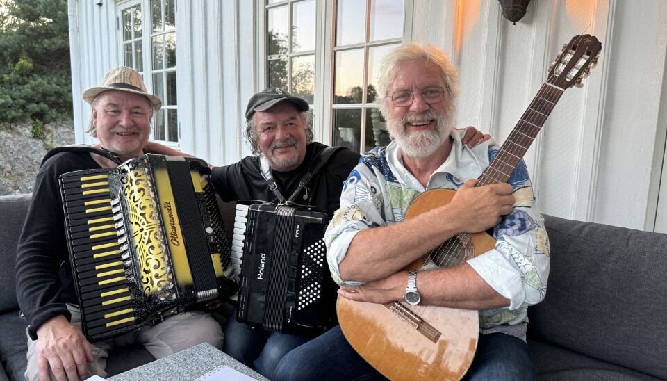 DE TRE TRUBADURER: Fra venstre Norsk og Nordisk mester i trekkspill Sigmund Dehli, stemmen fra Nitimen Gunnar GP Pedersen og kystens poet Louis Jacoby. DE TRE TRUBADURER: Fra venstre Norsk og Nordisk mester i trekkspill Sigmund Dehli, stemmen fra Nitimen Gunnar GP Pedersen og kystens poet Louis Jacoby.