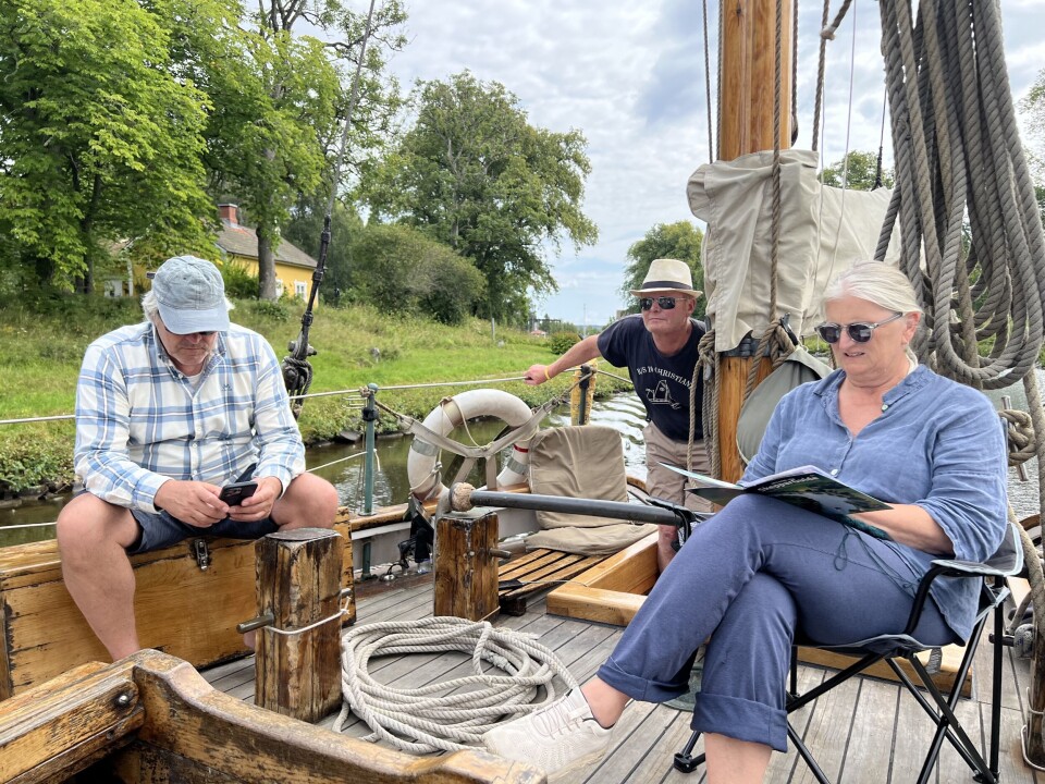 MANNSKAPET: Jarle Tangen, Børre Garegg Petersen og Torild Jahren Petersen og undertegnede utgjør mannskapet på 'RS 10 Christiania' på tur i Göta Kanal.