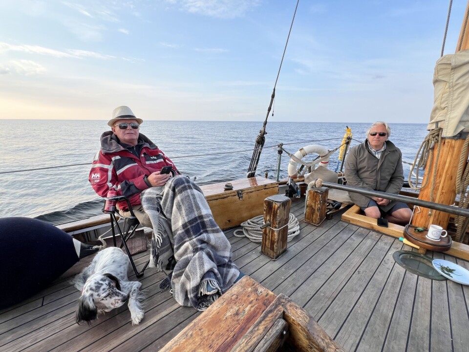 Skipper Børre Petersen og styrmann Jarle Tangen krysser Vänern, som er som et lite hav, som ligger 43,8 meter over det virkelige havet.