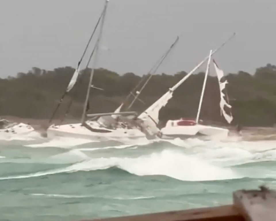 SJØ: Vinden skapte også store bølger som bidro til mer skade.