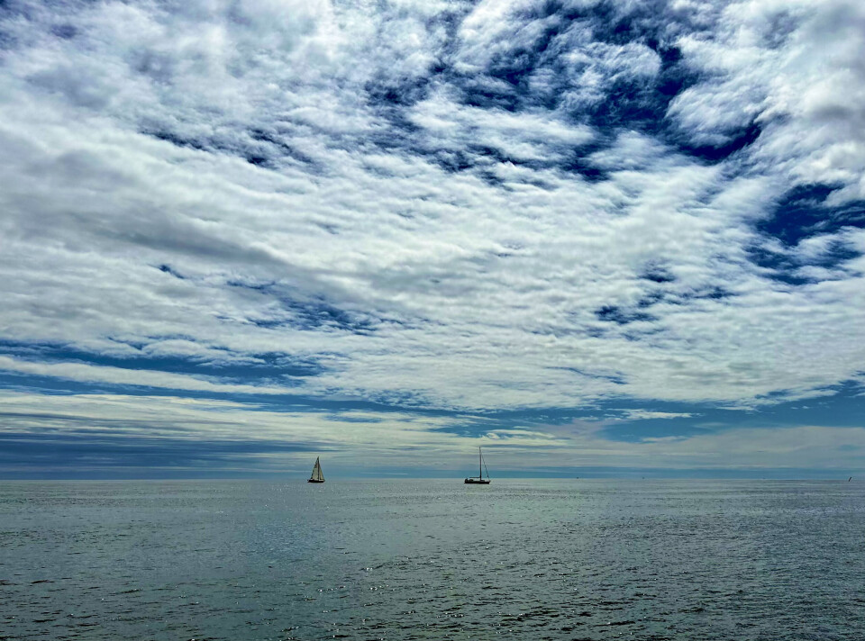 SPEIL: Noe av det vakreste som finnes er når havet ligger der som et sølvblankt speil rundt oss. Når det er bare oss, havet og himmelen. SPEIL: Noe av det vakreste som finnes er når havet ligger der som et sølvblankt speil rundt oss. Når det er bare oss, havet og himmelen.