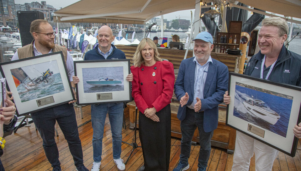 ÅRETS BÅT: Under Båter i Sjøen på Aker Brygge i fjor ble Årets Båt utdelt for første gang - den gang av Oslos ordfører Anne Lindboe (H) og publisher for Båtmagasinet og Seilmagasinet, Ole Henrik Nissen-Lie. VINNERNE: Oslos ordfører Anne Lindboe (H) og publisher for Båtmagasinet og Seilmagasinet Ole Henrik Nissen-Lie gratulerer vinnerne av årets båt Espen Aalrud (th) med Marex 440 Gourmet Cruiser, Egil Ranvig (tv for Lindboe), med Cormate Super Utility 27 og Matti Wikholm med Linjett 39.