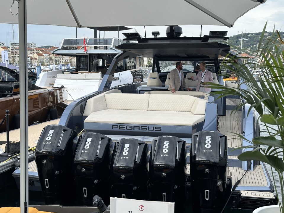 Cannes Yachting Festival er en godtebutikk for båtfolk med penger. Her er en daycruiser med 3000 hestekrefter på hekken. DAYCRUISER: Cannes Yachting Festival er en godtebutikk for båtfolk med penger.. Her er ern daycruiser med 3000 hester.