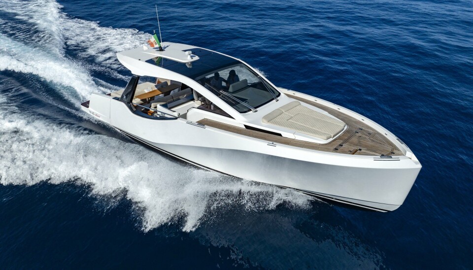 IY 43 Veloce lanseres på Genoa Boatshow nå i høst. Båten kan karakteriseres som en nordisk weekendcruiser i italiensk ham. IY 43 Veloce lanseres på Genoa Boatshow nå i høst. Båten kan karakteriseres som en nordisk weekendcruiser i italiensk ham.