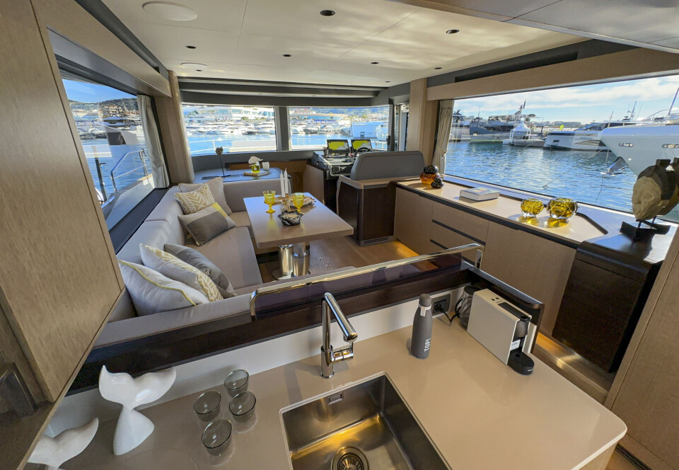 SOSIALT: Hoveddekket til Sirena 48 oppleves som én sosial sone og er slående lys og luftig.