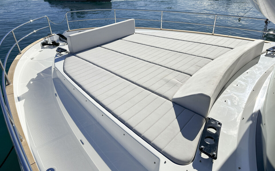 ENORM SOLSENG: På fordekket er det en enorm solseng med sitterygg ved ankervinsj.