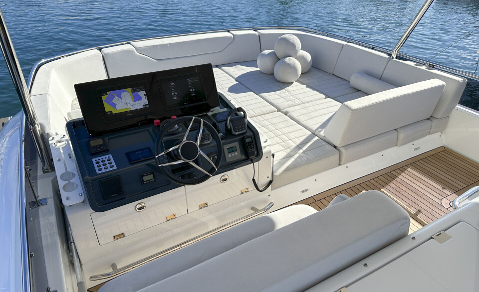 FULLVERDIG FØRERPOSISJON: Førerposisjon på flybridge med solseng forut.