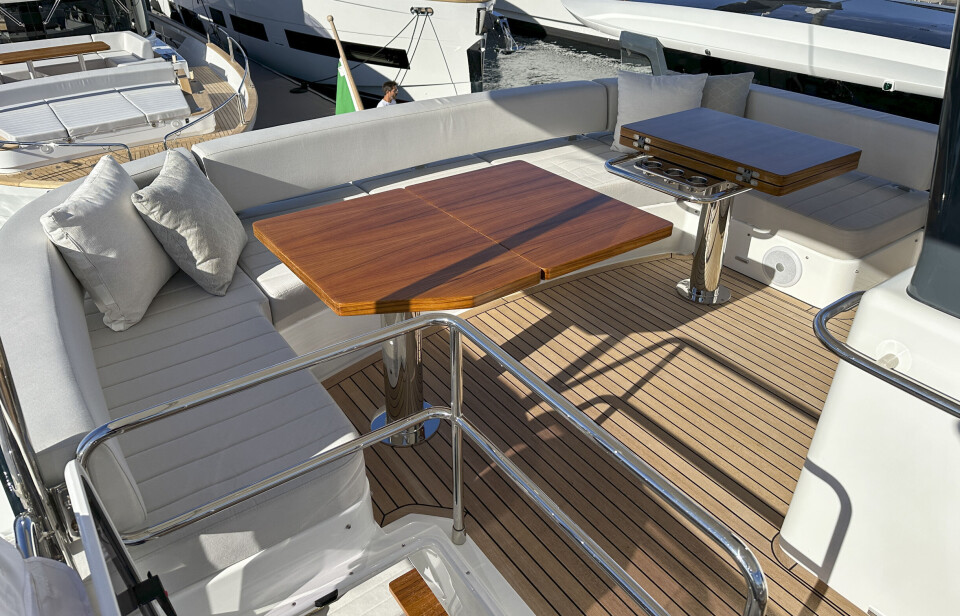 FLYBRIDGE: To bord kan foldes ut til ett stort på flybridge.