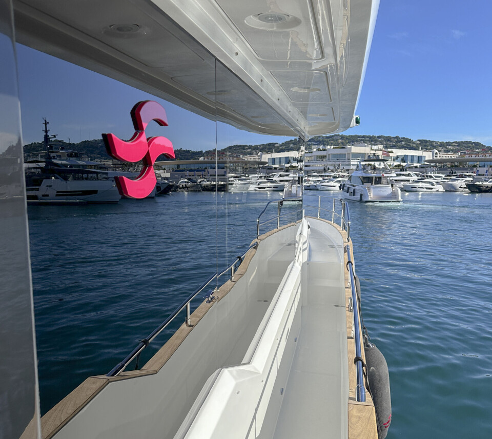 DOLLBORD: Brede dollbord og høye sidevegger gjør at en trygt kan gå rundt hele båten.