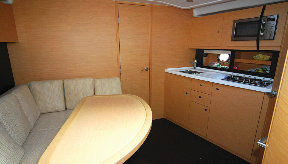 SALONG: Midtkabinen som det kalles på motorbåt-språket, er triste greier i forhold til på seilbåten. dette er kjellerstue.