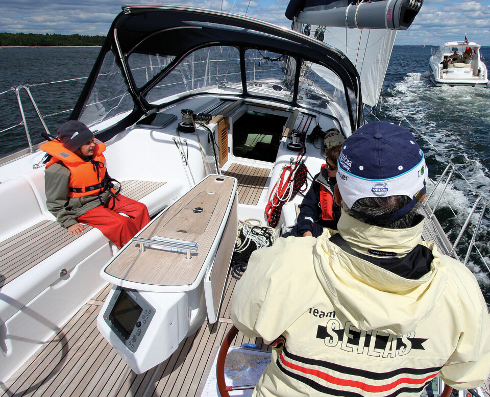 DOBBLE RATT: Cockpiten er åpen og fin med et funksjonellt bord, men uteplassen i Monte Carloen er mer fleksibel.