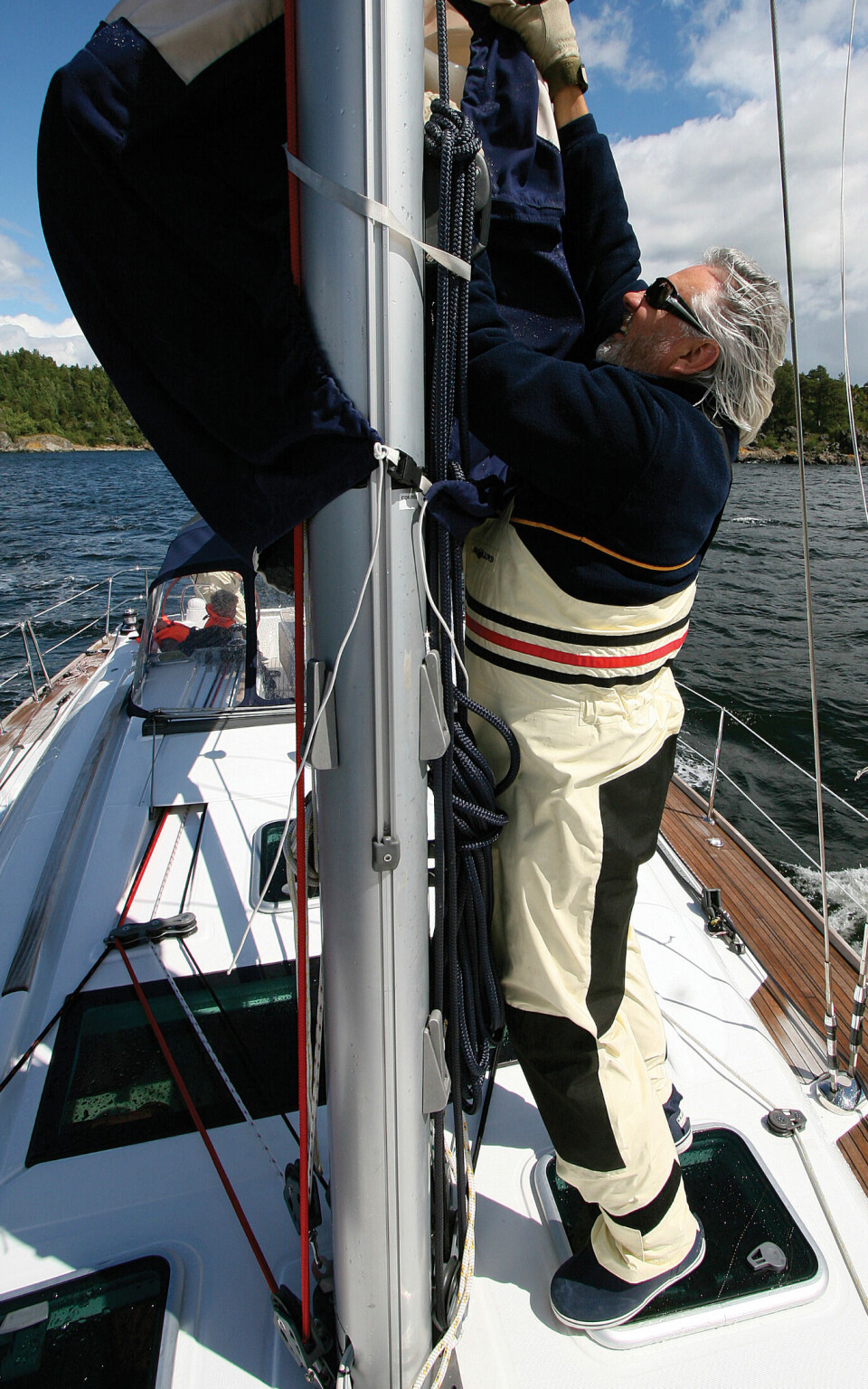 aldri Fri: det jobbes i en seilbåt.