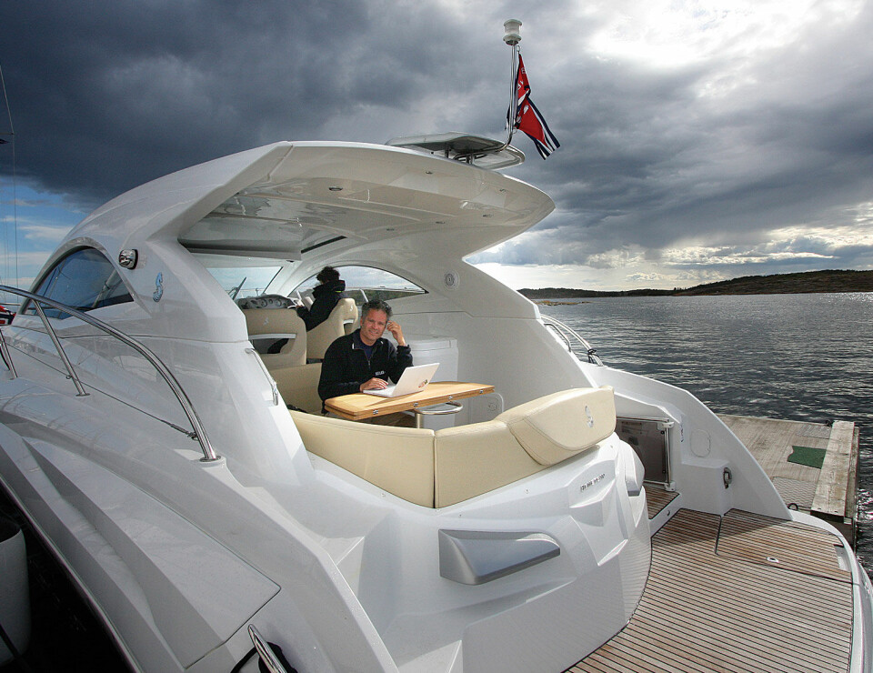 KONTOR: Helt grei arbeidsplass, mens vi venter på seilbåten.