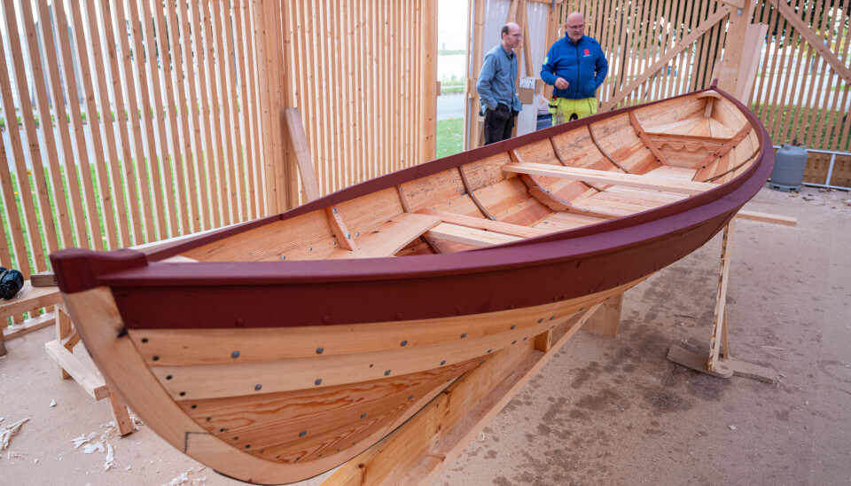 MJØSBÅT: Båtbygger Emil Holmgren har brukt sommeren i Anno museums 'Mjøsbåtlaboratorium' og bygget en Mjøsbåt kun ut fra en 3D-modell.