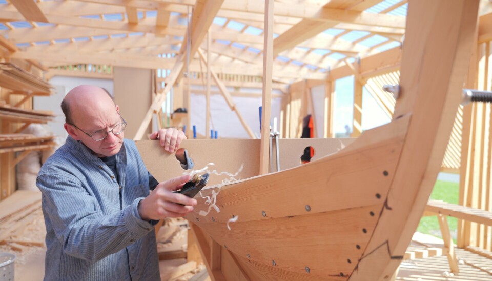 HAMAR: Emil Holmgren i sommer hatt sitt 'Mjøsbåtlaboratorium' på brygga i Hamar.