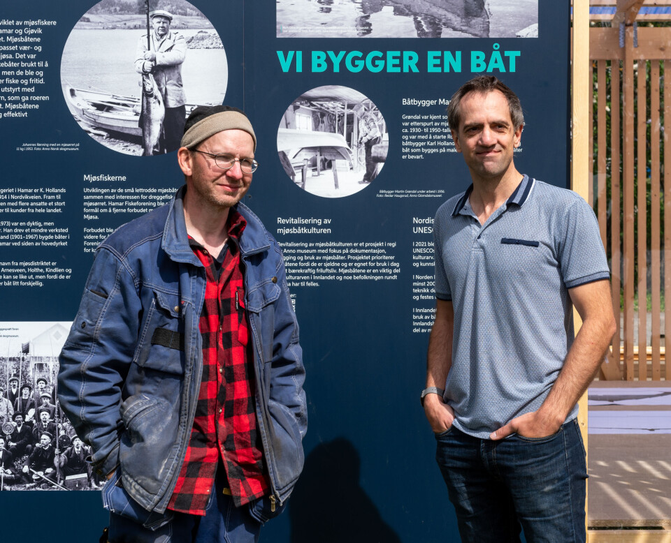 ANNO MUSEUM: Båtbygger Emil Holmgren (t.v.) og prosjektleder Sigurd Nielsen utnfor Anno museums 'Mjøsbåtlaboratorium' på Hamar. Foto: Ali Suliman.