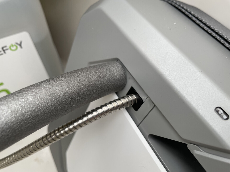 Foran på brenselcellen sitter drivstoffslangen som kobles direkte til metanoltanken. Her er også koblingen til slangen som leder bort vanndamp og karbondioksid. Foran på brenselcellen sitter drivstoffslangen som kobles direkte til metanoltanken. Her er også koblingen til slangen som leder bort vanndamp og karbondioksid.