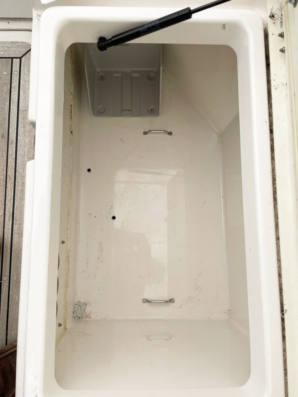 Både brenselcellen og metanoltanken skal festes. For tanken er det en egen holder og for brenselcellen er det bøyler som skrus inn i underlaget og låses med en stropp. Både brenselcellen og metanoltanken skal festes. For tanken er det en egen holder og for brenselcellen er det bøyler som skrus inn i underlaget og låses med en stropp.