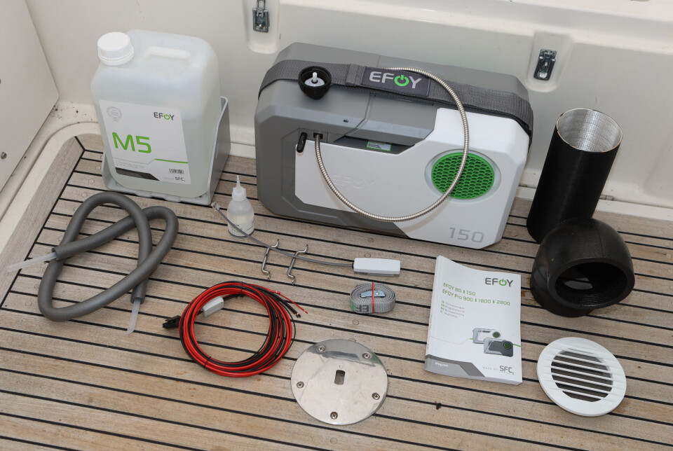 Bildet viser alt som trengs for en komplett installasjon. Til høyre rør og ventiler som kan brukes til å lede bort overskuddsvarmen. Drivstoff er tilgjengelig i 5 eller 10 liters beholdere og passer i holderen vist til venstre. Bildet viser alt som trengs for en komplett installasjon. Til høyre rør og ventiler som kan brukes til å lede bort overskuddsvarmen. Drivstoff er tilgjengelig i 5 eller 10 liters beholdere og passer i holderen vist til venstre.