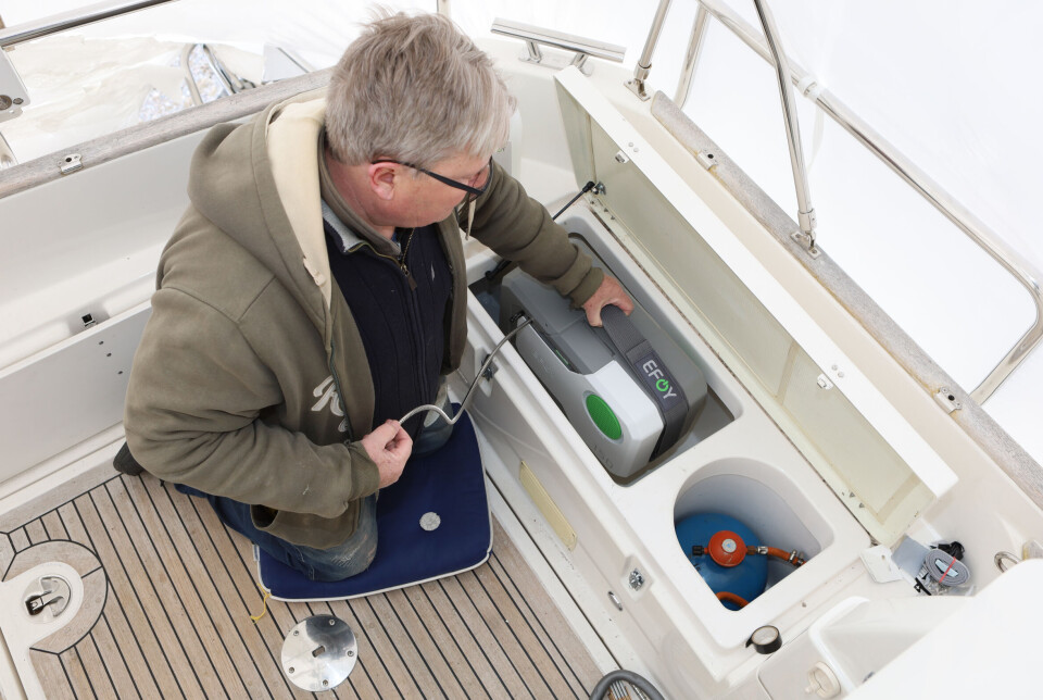 PERFEKT PLASS: I et godt ventilert stuverom i cockpiten fant vi et perfekt sted for en EFOY 150. Her fikk vi en avstand til alle vegger på over 5 cm, som er kravet. I et godt ventilert stuverom i cockpiten fant vi et perfekt sted for en EFOY 150. Her fikk vi en avstand til alle vegger på over 5 cm, som er kravet.