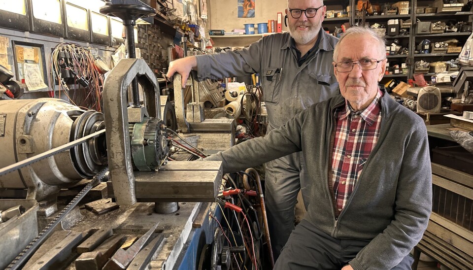 FAR OG SØNN: Jens Holberg overtok Fredrikstad Vikleverksted etter sin far Arild for 24 år siden. Arild startet bedriften i 1949. Nå er det ikke lenger liv laga, sier Jens og stenger dørene ved årsskiftet.