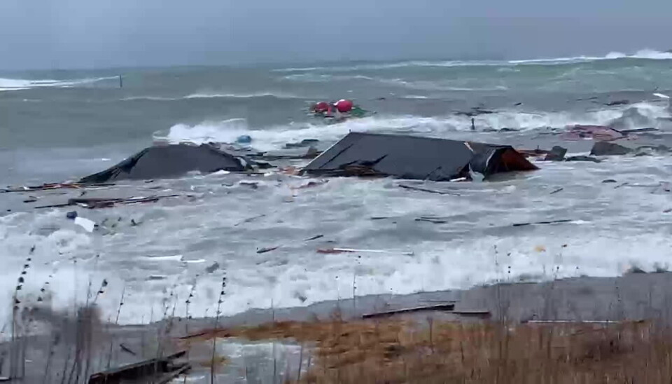 KNUST: Kaianlegg og hus knust til pinneved. KNUST: Kaianlegg og hus knust til pinneved.