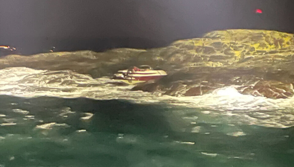 KASTET OPP: Båt kastet opp på skjær etter motorhavari. KASTET OPP: Båt kastet opp på skjær etter motorhavari.