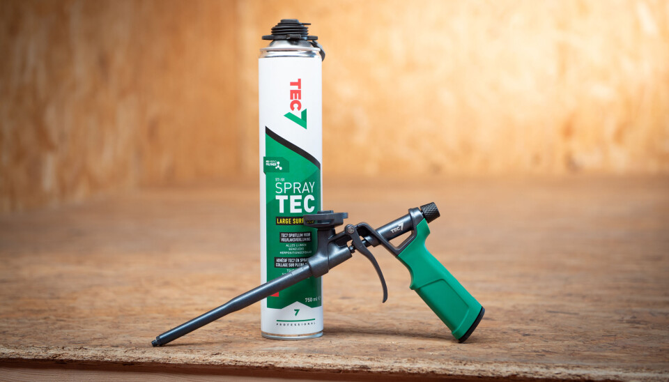 NYE LØSNINGER: TEC7 Spraytec en et interessant alternativ til tradisjonelle limsystemer. Trykkboksen med spraylim må brukes i kombinasjon med et en applikator. Denne leveres i kort og lang utgave. NYE LØSNINGER: TEC7 Spraytec kan være en god erstatning for mer tradisjonelle limsystemer. Trykkboksen med spraylim må brukes i kombinasjon med et en applikator. Denne leveres i kort og lang utgave.