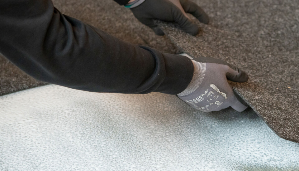 SPRAYLIM: Kun den ene siden påføres lim. MS-polymer er ikke giftig og slipper ikke ut farlige gasser.