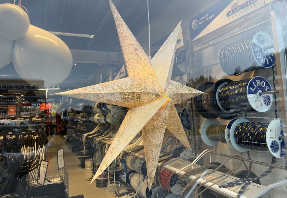 JULESTEMNING: Butikkene er pyntet for årstiden, men det er stille i lokalet.