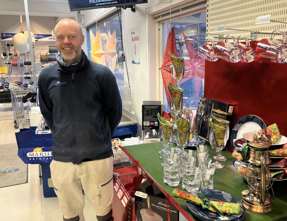 KASSE: Amders Dahl har satt frem artikler ved kassen for å lokke til ekstrakjøp hos Maritim, men det er ingen kassekø.