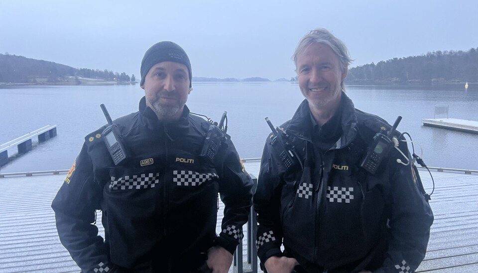 – Husk å notere ned registreringsnummer på båt og motor (serienummer), og anmeld alle tyverier, sier Torbjørn Ruud Møller i sjøpolitiet. Her sammen med kollega Bernt Wigernes i Leangbukta i Asker.