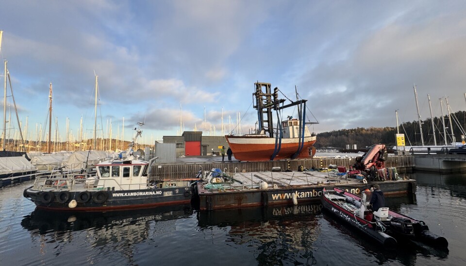 FORLIS 'Sjøreis' heises ombord på lekteren til Kambo Marina. FORLIS 'Sjøreis' heises ombord på lekteren til Kambo Marina.