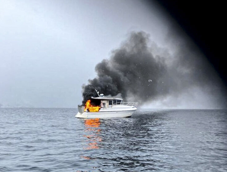 SKUMMELT: Mannen ombord ble reddet uten å måtte hoppe i vannet. Det fra en lukket styrhusbåt med store åpne flammer vinterstid. SKUMMELT: Mannen ombord ble reddet uten å måtte hoppe i vannet. Det fra en lukket styrhusbåt med store åpne flammer vinterstid.