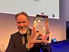Jan-Erik Viitala i Axopar løfter premien for 'European Powerboat of the Year' i klassen for båter under 10 meter på Boot 2025.