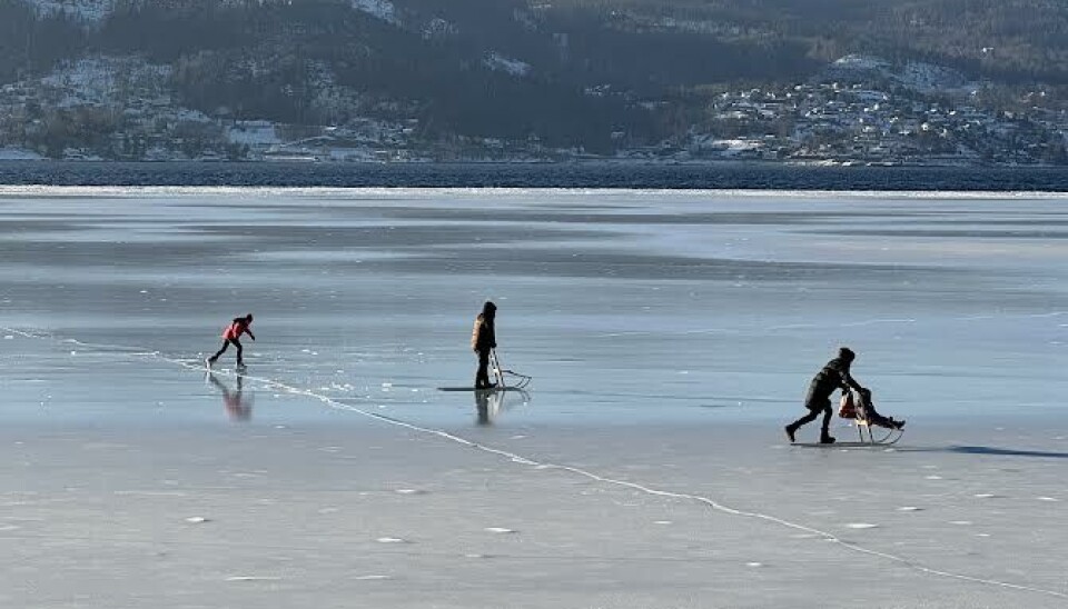 SPARKEFØRE: I helgen var det sparkeføre og skøyteis på sjøisen flere steder langs Drammensfjorden..