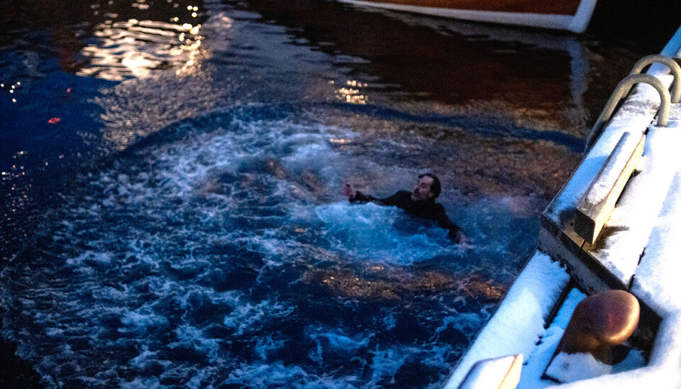 FARLIG: Fall fra kai eller land er den vanligste ulykkestypen vinterstid. Redningsselskapet oppfordrer alle som ferdes rundt sjø og vann til å lære seg «kaldtvannsvett».